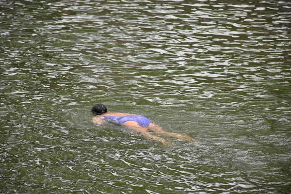 Ein Lokaler Schwimmfreund Schwimmt Teich Des Sommerpalastes Und Ignoriert Die — Stockfoto