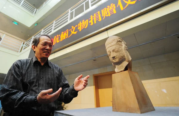 Visiteur Prend Des Photos Tête Manquante Statue Bouddha Datant Nord — Photo