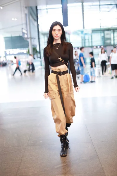 中国モデル Mengyao としてよりもっとよく知られている Ming 2018 上海の空港で描かれています — ストック写真