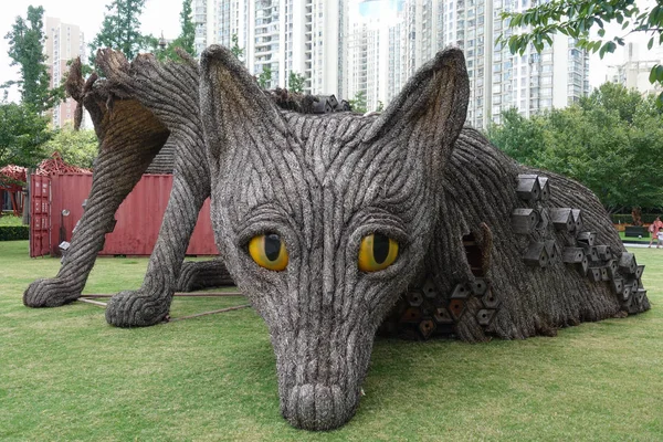 在中国上海静安雕塑公园 米长的金属和草雕 城市狐狸 正在拆除 — 图库照片