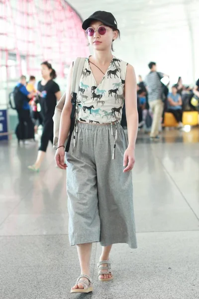 Actriz China Zhou Xun Fotografiada Cuando Llega Aeropuerto Internacional Beijing —  Fotos de Stock