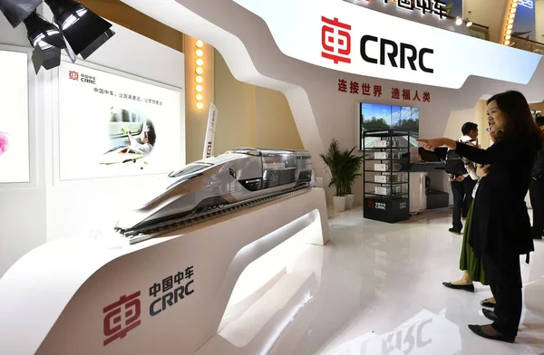 Människor Besöker Montern Crrc China Railway Rullande Materiel Corp Ltd — Stockfoto