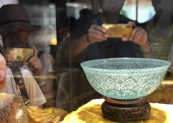 Visitors View World Thinnest Hetian Jade Bowl Museum Urumqi City — Stock Photo, Image