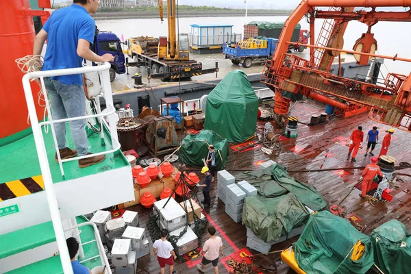 Están Descargando Muestras Equipos Expedición Científica Del Buque Oceanográfico Chino — Foto de Stock