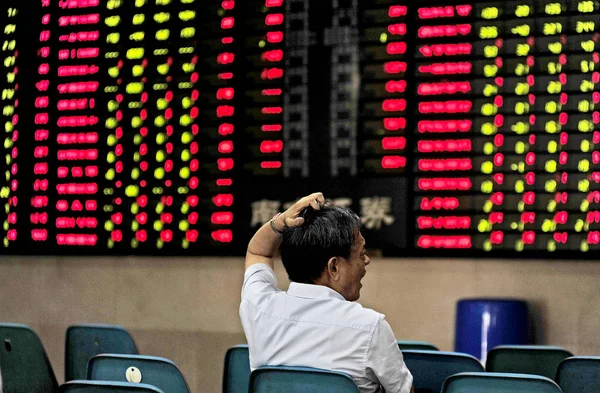 Investor Cina Yang Bersangkutan Melihat Harga Saham Merah Untuk Kenaikan — Stok Foto