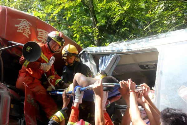 Kinesiska Räddare Söka Efter Överlevande Och Offer Efter Cement Tanker — Stockfoto