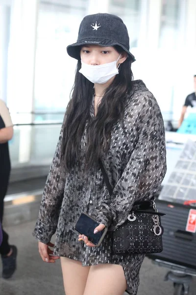 中国歌手韩中女孩团体 宇宙女孩 Wjsn 的程晓于2018年7月20日抵达北京首都国际机场 — 图库照片