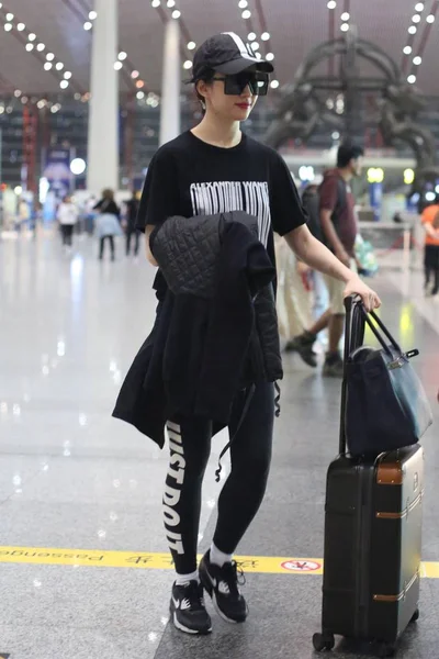 Chinese Actrice Liu Yifei Arriveert Bij Beijing Capital International Airport — Stockfoto