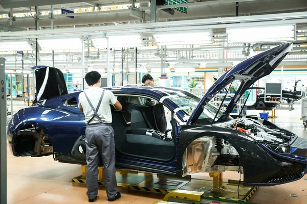 Trabalhadores Chineses Montam Roadster Elétrico Qiantu K50 Linha Montagem Fábrica — Fotografia de Stock