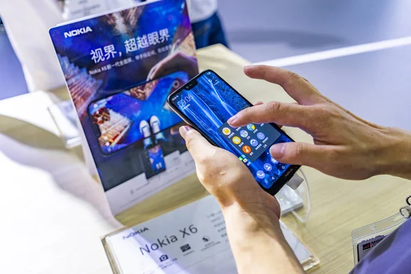 Een Bezoeker Probeert Een Nokia Uit Tijdens Het 2018 Mobile — Stockfoto