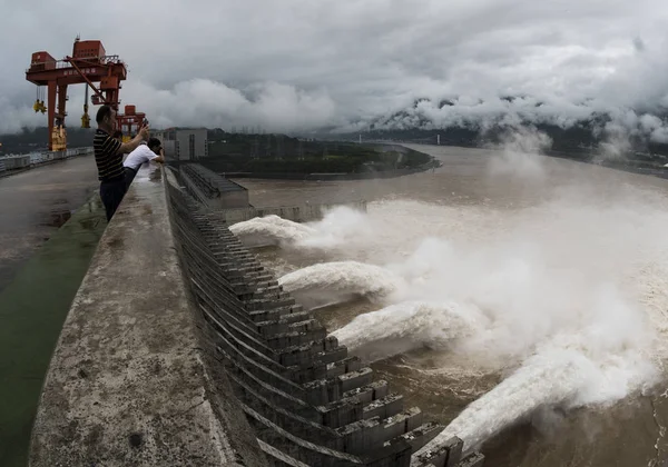 Água Inundação Jorra Barragem Três Gargantas Rio Yangtze Cidade Yichang — Fotografia de Stock