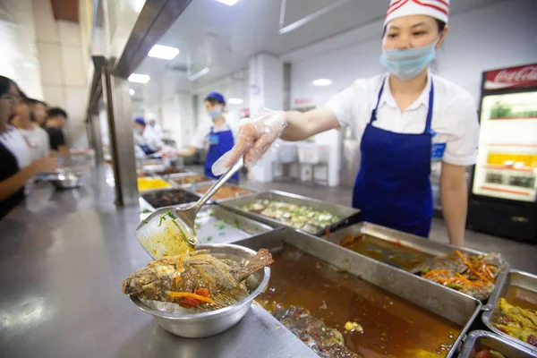 Uma Equipe Chinesa Serve Pratos Peixe Que São Colhidos Lago — Fotografia de Stock