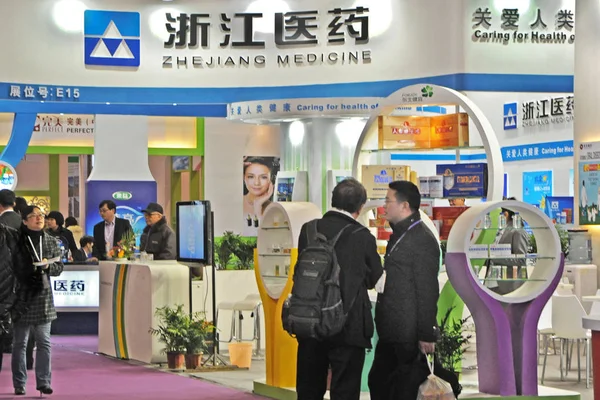 Pessoas Visitam Estande Medicina Zhejiang Durante Uma Exposição Xangai China — Fotografia de Stock