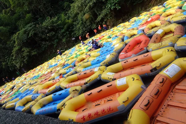 Una Multitud Turistas Sentados Balsas Inflables Atascan Gulong Valley Mientras — Foto de Stock