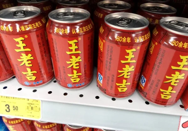2016年11月18日 广州医药控股有限公司黄洛卡草本茶罐在中国东部山东省聊城的一家超市出售 — 图库照片