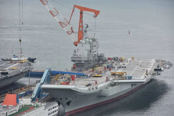 China Eerste Binnenland Gebouwde Vliegdekschip Het Type 001A Afgebeeld Scheepswerf — Stockfoto