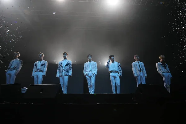 Les Membres Boys Group Sud Coréen Monsta Produisent Lors Concert — Photo