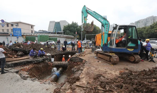 Trabajadores Chinos Reparan Oleoducto Agua Roto Que Causa Colapso Carretera — Foto de Stock