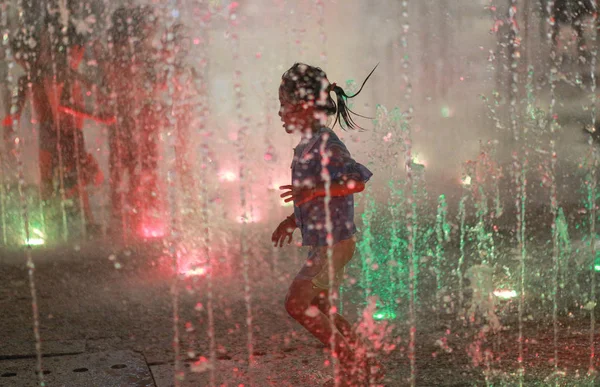 Ung Kinesisk Flicka Leker Med Vatten För Att Svalka Sig — Stockfoto