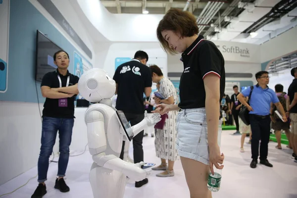 Látogató Kölcsönhatásba Lép Pepper Félig Humanoid Robot Által Gyártott Softbank — Stock Fotó