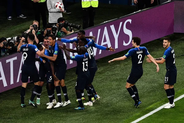 Samuel Umtiti Segundo Izquierda Francia Celebra Con Sus Compañeros Equipo — Foto de Stock