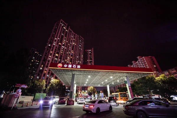 Çin Pekin Kentinde Sinopec Benzin Istasyonunda Yakıt Ikmali Için Araçlar — Stok fotoğraf