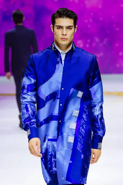Modell Visar Traditionell Skapelse Modevisning Modeveckan 2018 Beijing Beijing Kina — Stockfoto