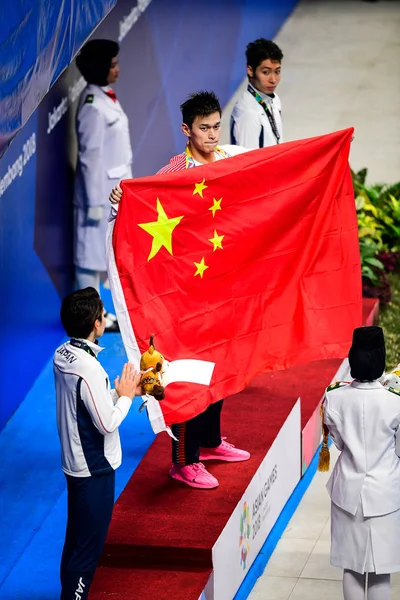 Médaillé Sun Yang Chine Centre Agite Drapeau National Entre Médaillé — Photo