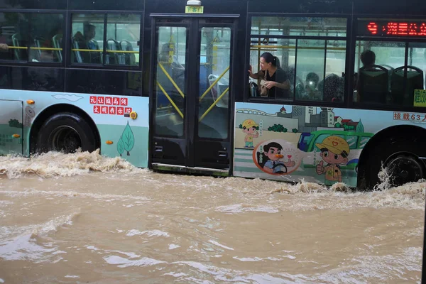 Een Bus Rijdt Een Overstroomde Weg Een Zware Regen Xiamen — Stockfoto