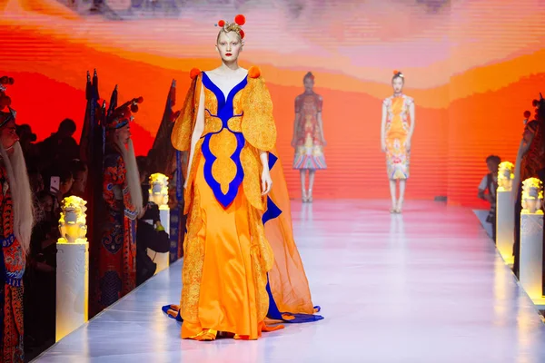 Model Displays New Creation Opera Themed Fashion Show 2018 Beijing — Stock Photo, Image