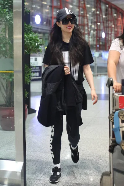 中国女演员刘一飞于2018年7月9日抵达北京首都国际机场 — 图库照片
