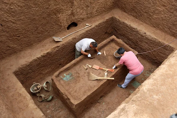 Los Arqueólogos Chinos Excavan Una Tumba Del Complejo Tumbas Del — Foto de Stock