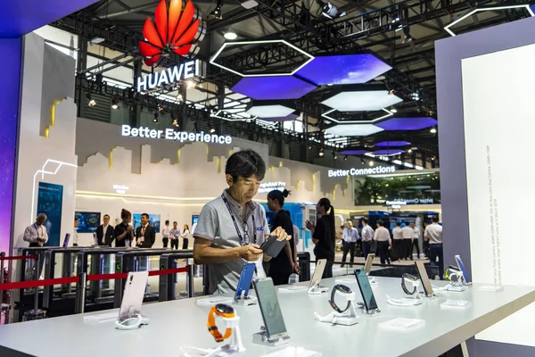 People Visit Stand Huawei 2018 Mobile World Congress Mwc Shanghai — Stock Photo, Image