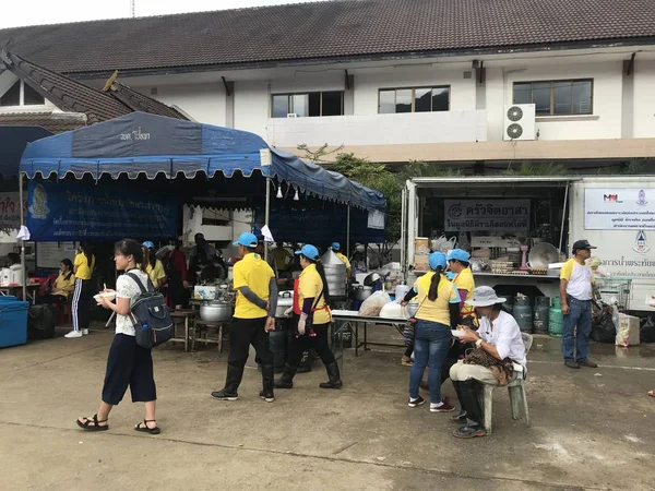 Vrijwilligers Eten Bereiden Distribueren Van Leveringen Een Tijdelijke Mediacenter Provincie — Stockfoto