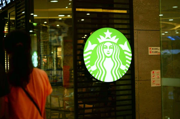 Cliente Pasa Por Una Cafetería Starbucks Coffee Ciudad Yichang Provincia — Foto de Stock