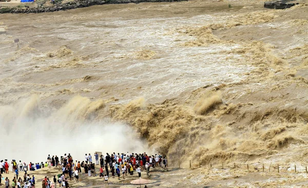 Toeristen Genieten Van Scènes Van Brullende Waterval Als Gevolg Van — Stockfoto