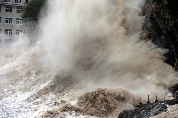 Bir Gelgit Delik Gelen Waves Shitang Kasabasında Seacoast Boyunca Bankalar — Stok fotoğraf