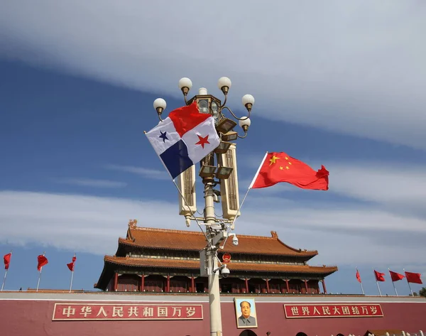 Bandeiras Nacionais Chinesas Panamenhas Agitam Poste Iluminação Frente Tian Anmen — Fotografia de Stock