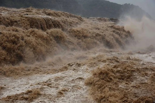 Turisták Látogasson Zúgó Hukou Vízesés Yellow River Után Özönvízszerű Esőzések — Stock Fotó