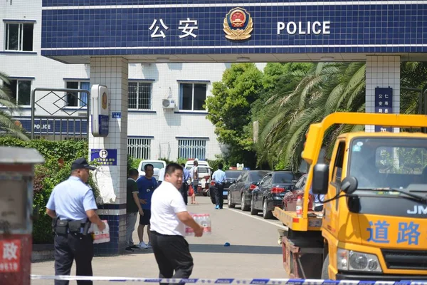 Oficiales Policía Chinos Acordonan Estación Policía Ciudad Fujia Donde Fugitivo — Foto de Stock