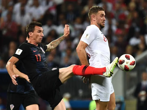 Mario Mandzukic Croácia Esquerda Desafia Jordan Henderson Inglaterra Sua Partida — Fotografia de Stock