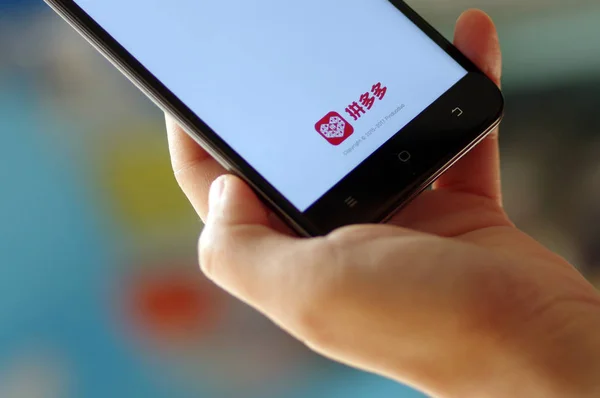 Ein Chinesischer Handynutzer Benutzt Die Mobile App Des Chinesischen Online — Stockfoto