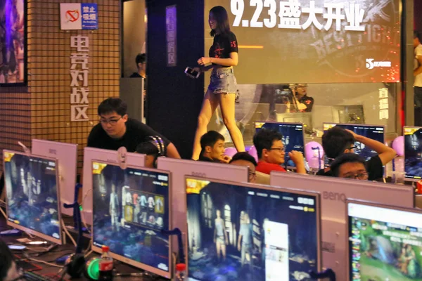 Νέοι Κινέζοι Χρήστες Του Διαδικτύου Παίζουν Online Βιντεοπαιχνίδια Ένα Ίντερνετ — Φωτογραφία Αρχείου