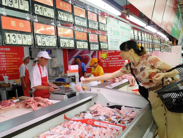 Customer Shops Meat Supermarket Jiujiang City East China Jiangxi Province — стоковое фото