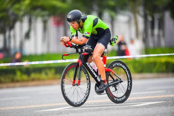 Ein Triathlet Tritt Beim Radrennen Während Des Ironman Qujing 2018 — Stockfoto