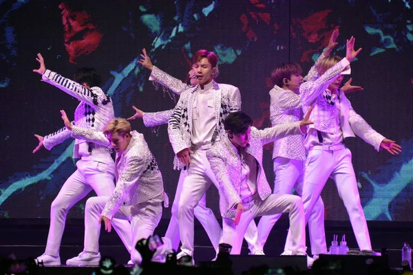 Les Membres Boys Group Sud Coréen Monsta Produisent Lors Concert — Photo