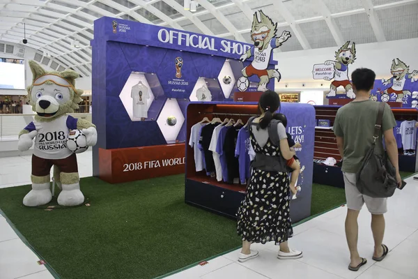 Los Clientes Visitan Tienda Oficial Con Licencia Copa Mundial Fifa —  Fotos de Stock