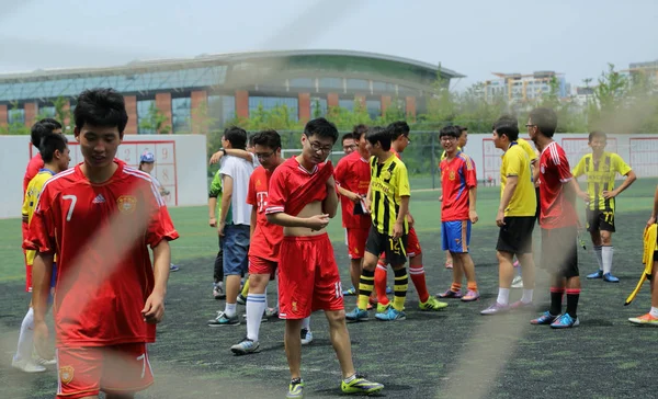 Junge Chinesische Zuchtnetze Ruhen Während Eines Fußballspiels Auf Dem Platz — Stockfoto