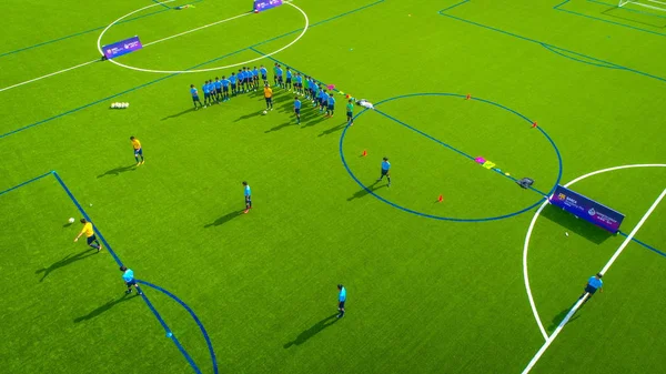 Футболисты Принимают Участие Тренировочной Сессии Травяной Площадке Футбольной Базе Китая — стоковое фото
