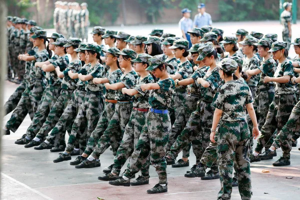 2018年8月23日 中国新生参加在中国西北陕西省西安交通大学举行的军事训练课程 — 图库照片